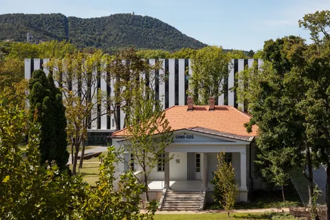 The Gond-űző villa and MOME BASE. Photo: Tamás Bujnovszky / MOME